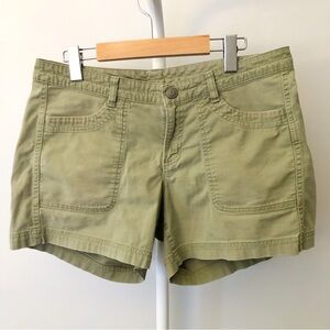 The North Face Athleisure Casual Minimalist Contemporary Green Shorts. 10 Large